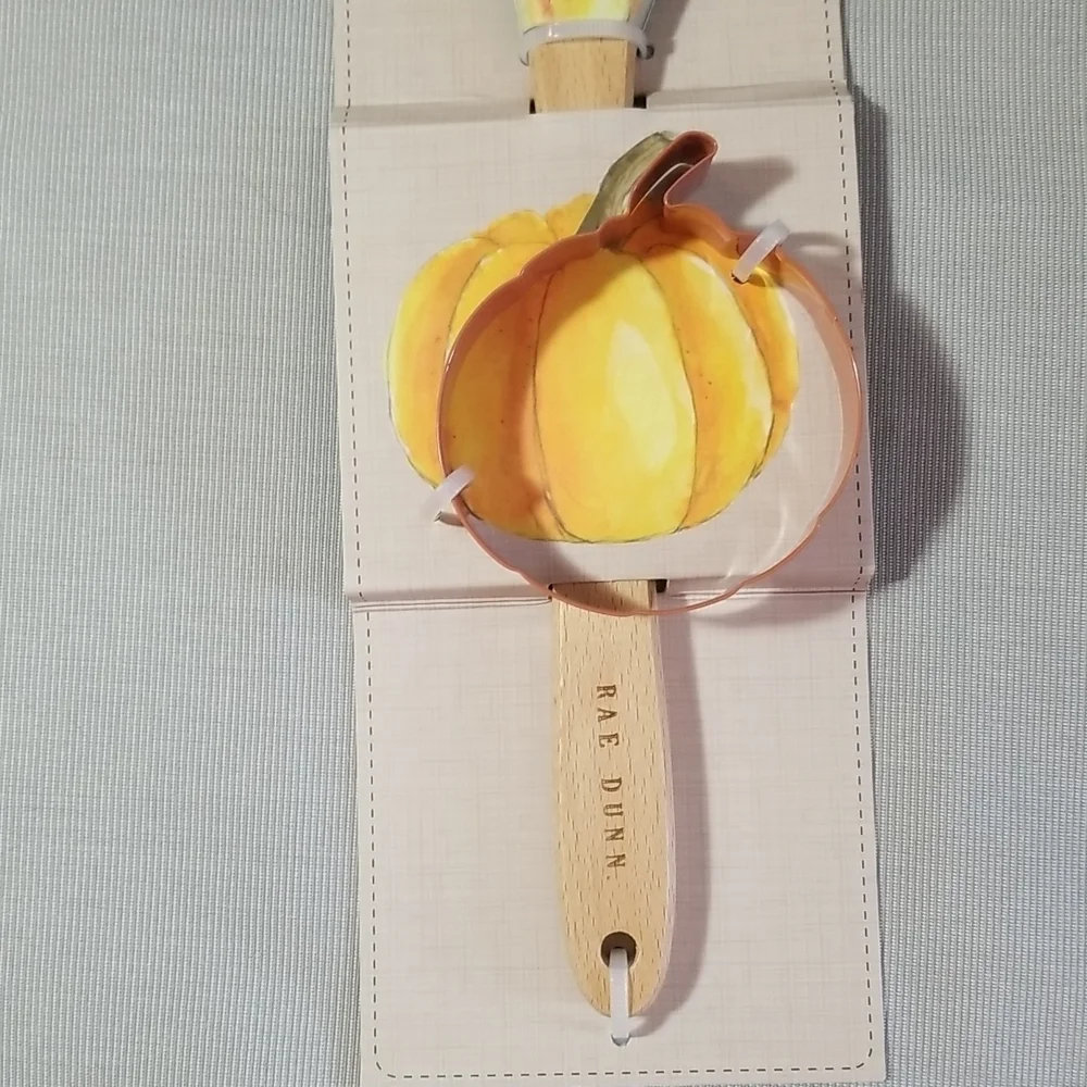 RAE DUNN SPATULA & COOKIE CUTTER 